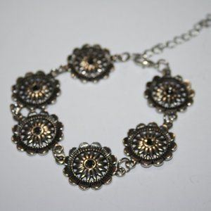 Beautiful silver flower bracelet 7.5-9"